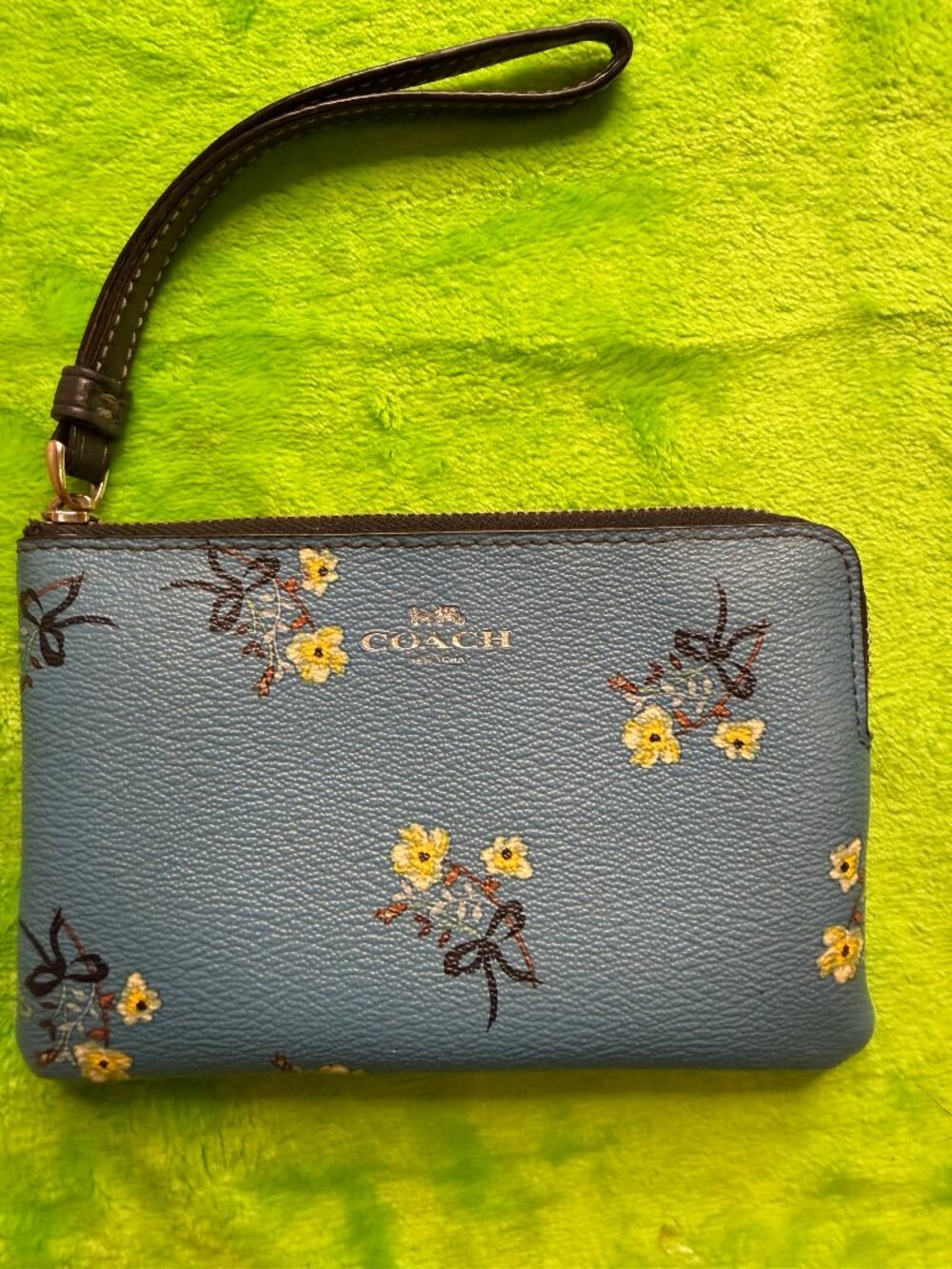 Coach Corner Zip Wristlet Floral Bow Print Blue Multi C7382